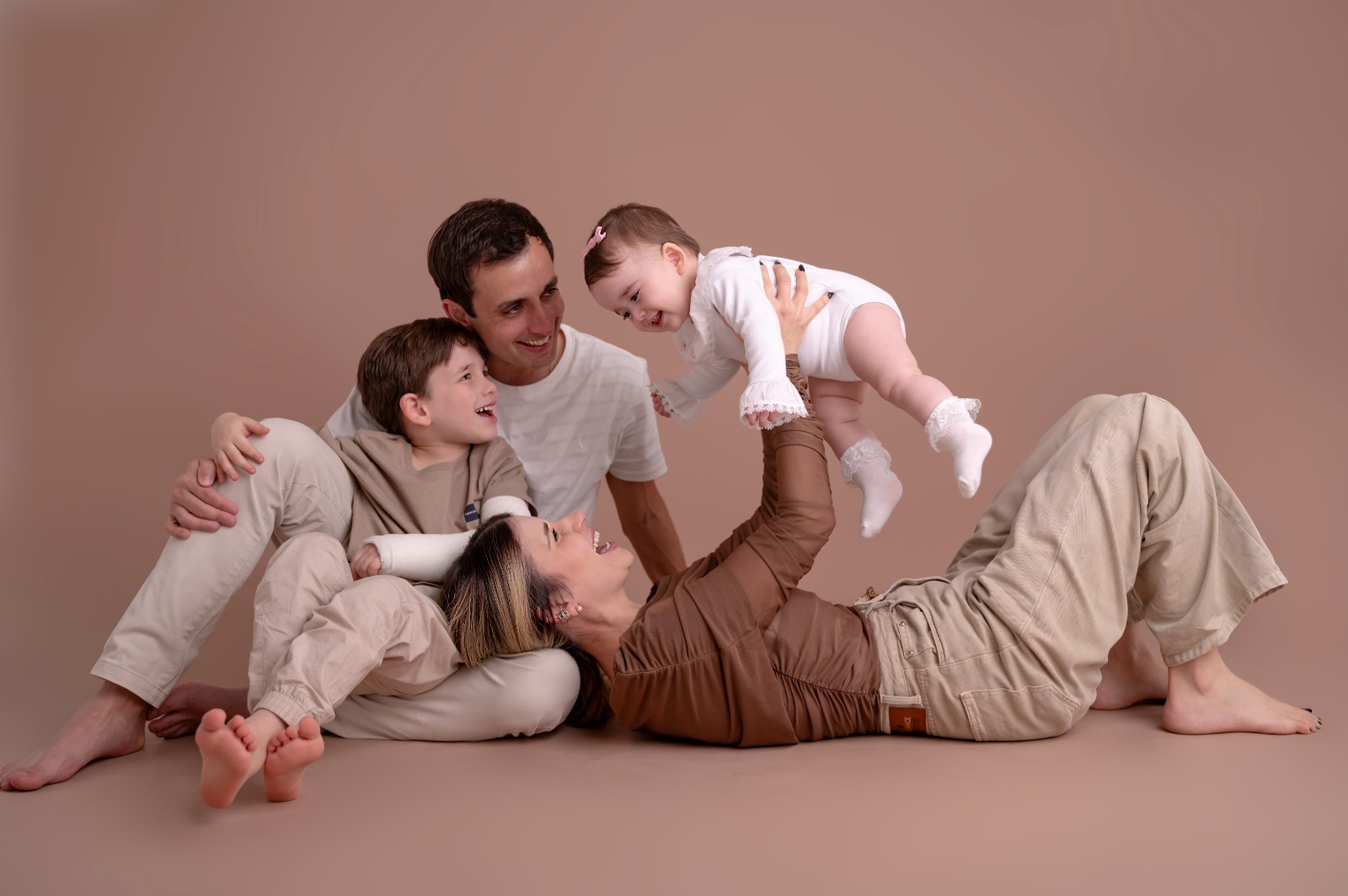Família sorrindo em ensaio fotográfico